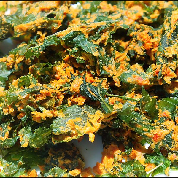 Cheesy Kale Chips (Raw & Vegan)