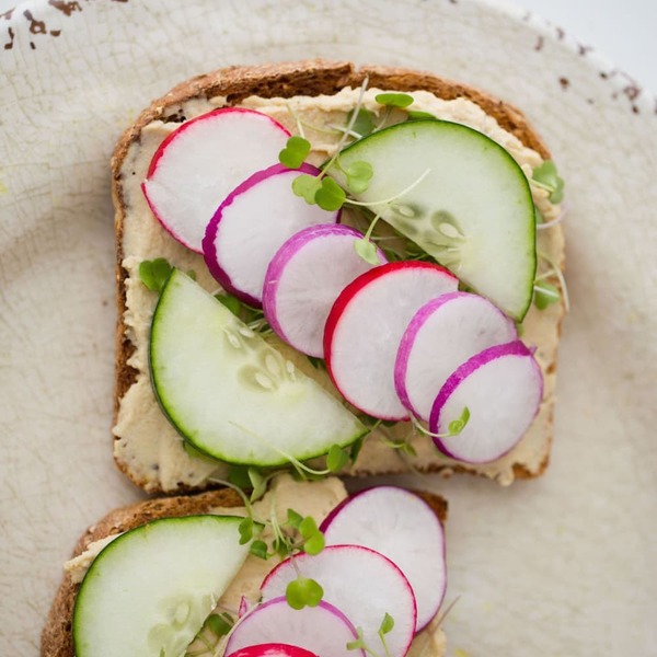 Vegan Snack Recipe: Toast with Hummus & Veggies