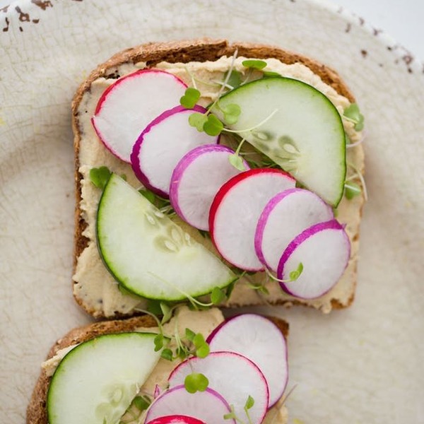 Vegan Snack Recipe: Toast with Hummus & Veggies