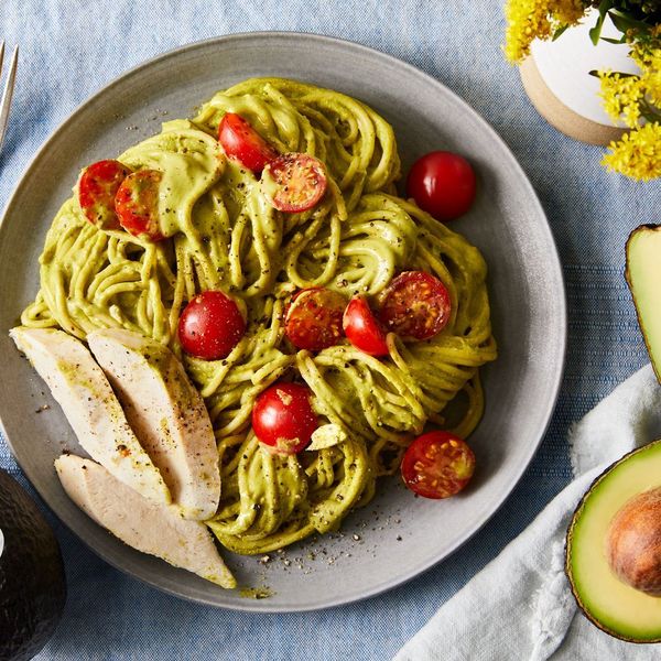 Avocado Pesto Pasta With Chicken & Cherry Tomatoes