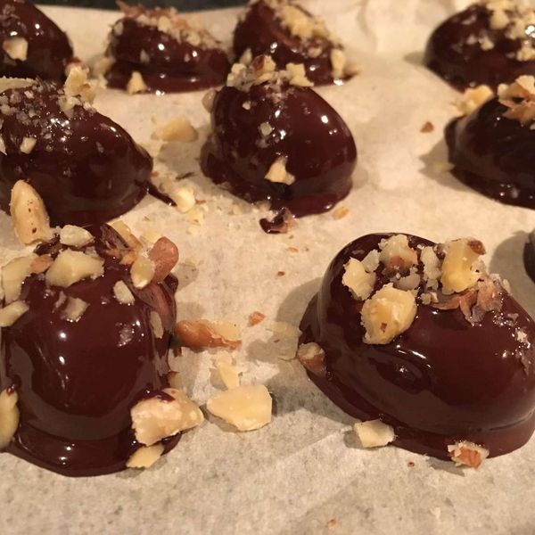 5-Ingredient Keto and Vegan Chocolate Almond Balls