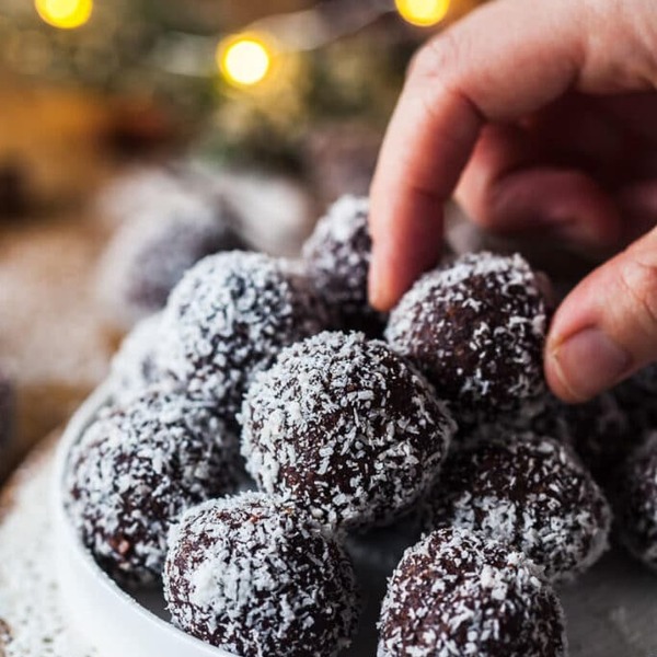 Almond Speculaas Cookie Bliss Balls {Vegan}