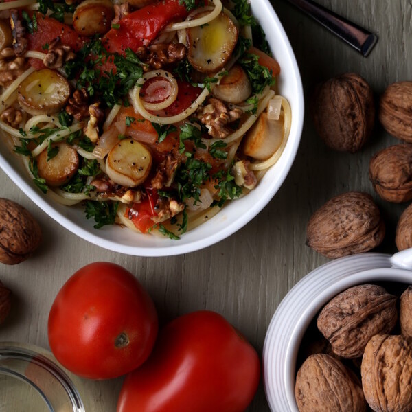 SPAGHETTI WITH VEGAN SCALLOPS, TOASTED WALNUTS AND PLUM TOMATOES
