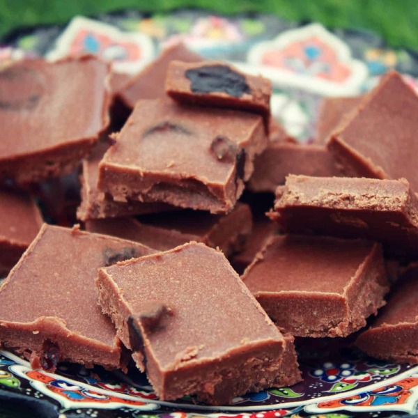 Raw chocolate and cherry fudge for vegans