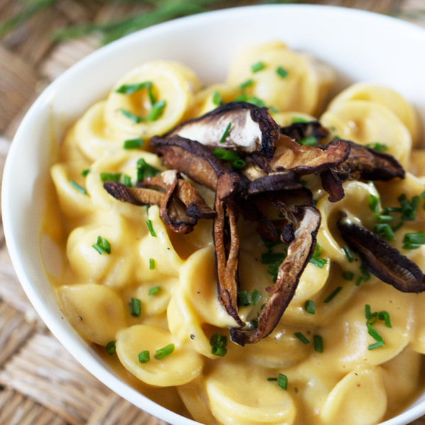 vegan mac n cheeze with shiitake bacon